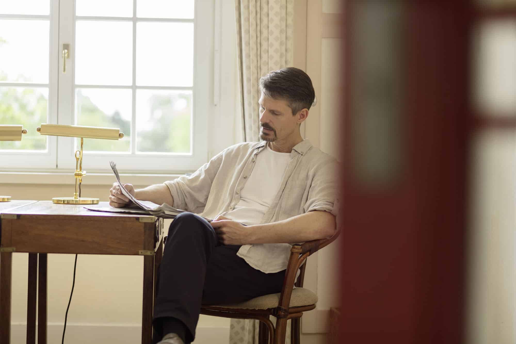 Ein Mann mit Depression sitzt im Zimmer der Privatklinik