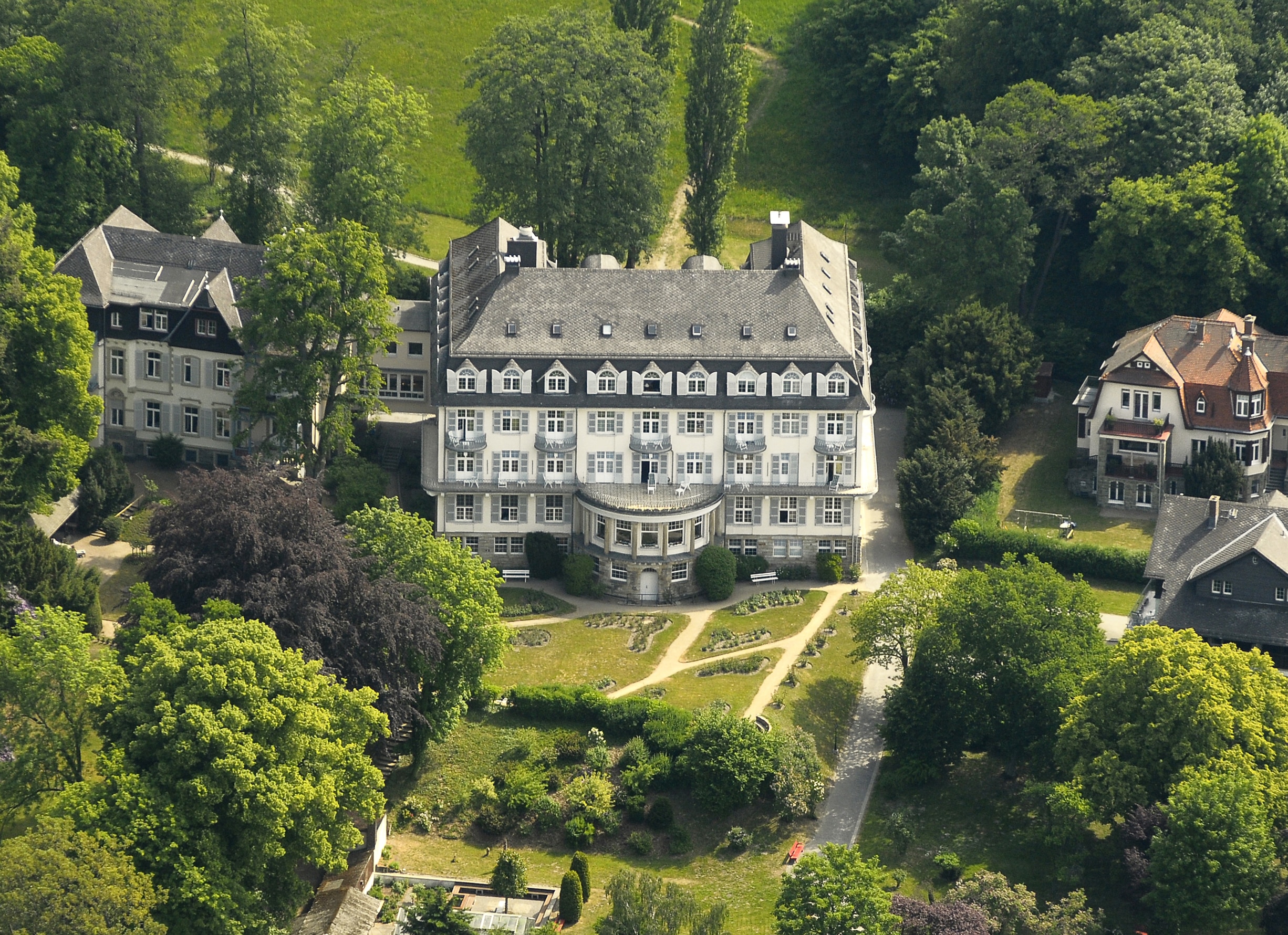 Drohnenaufnahme von oben der Privatklinik Dr. Amelung